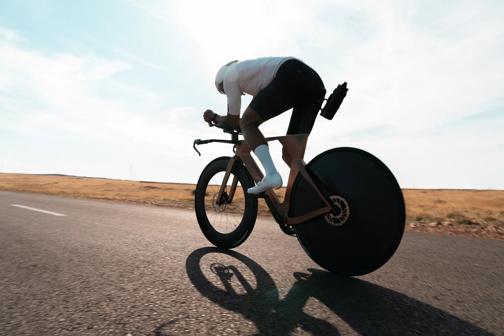 Triatleta acoplado en la Java Vega TT en una recta