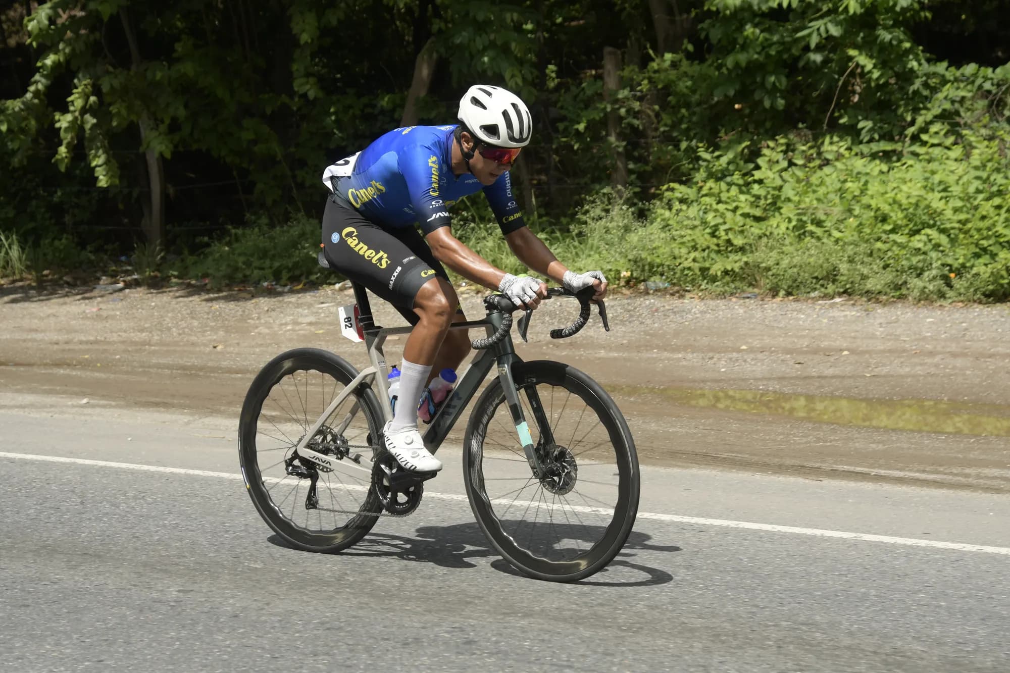 Corredor del equipo Canel's JAVA en plena carrera