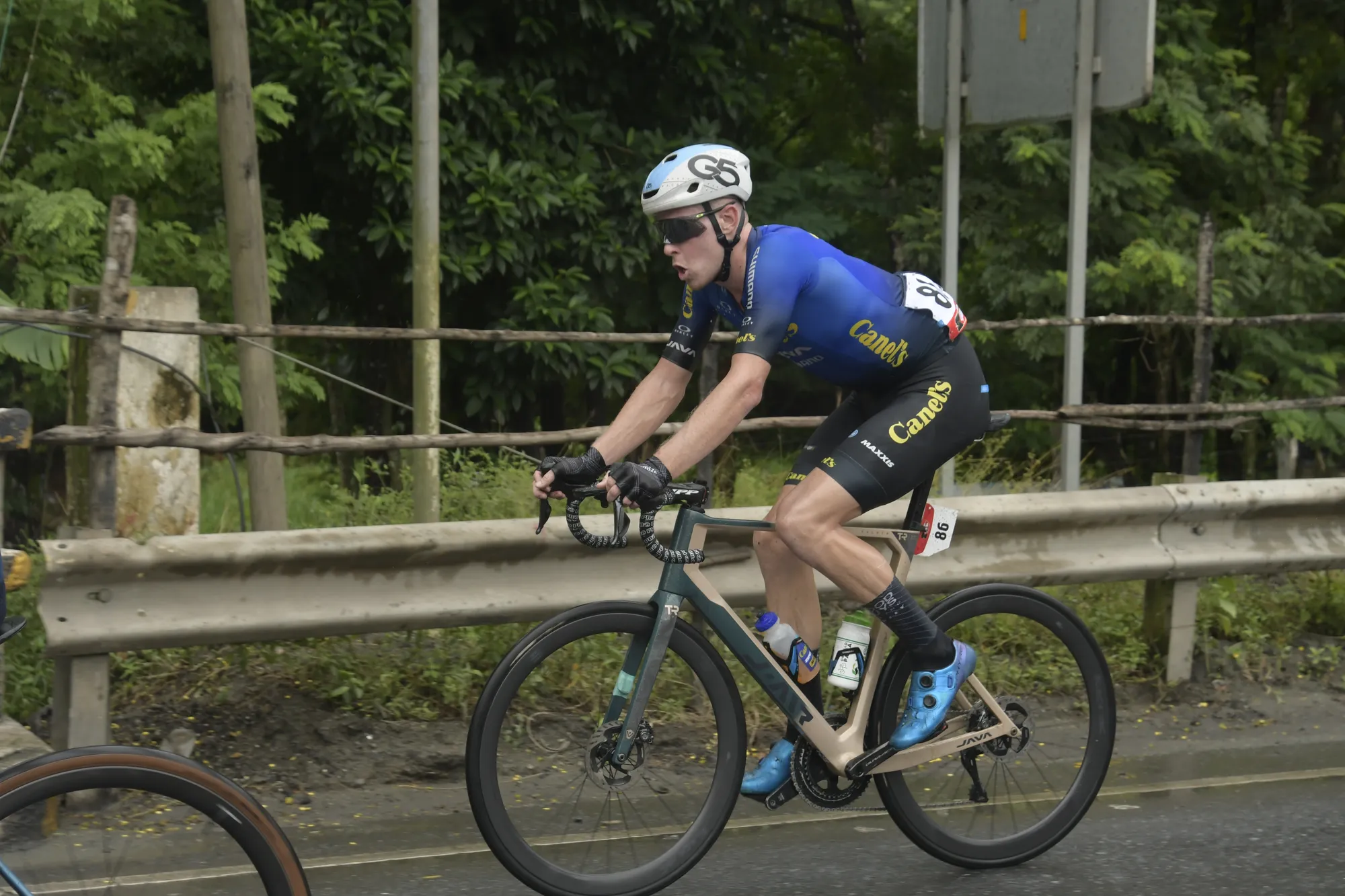 Ciclista de Canel's JAVA subiendo junto a la baranda