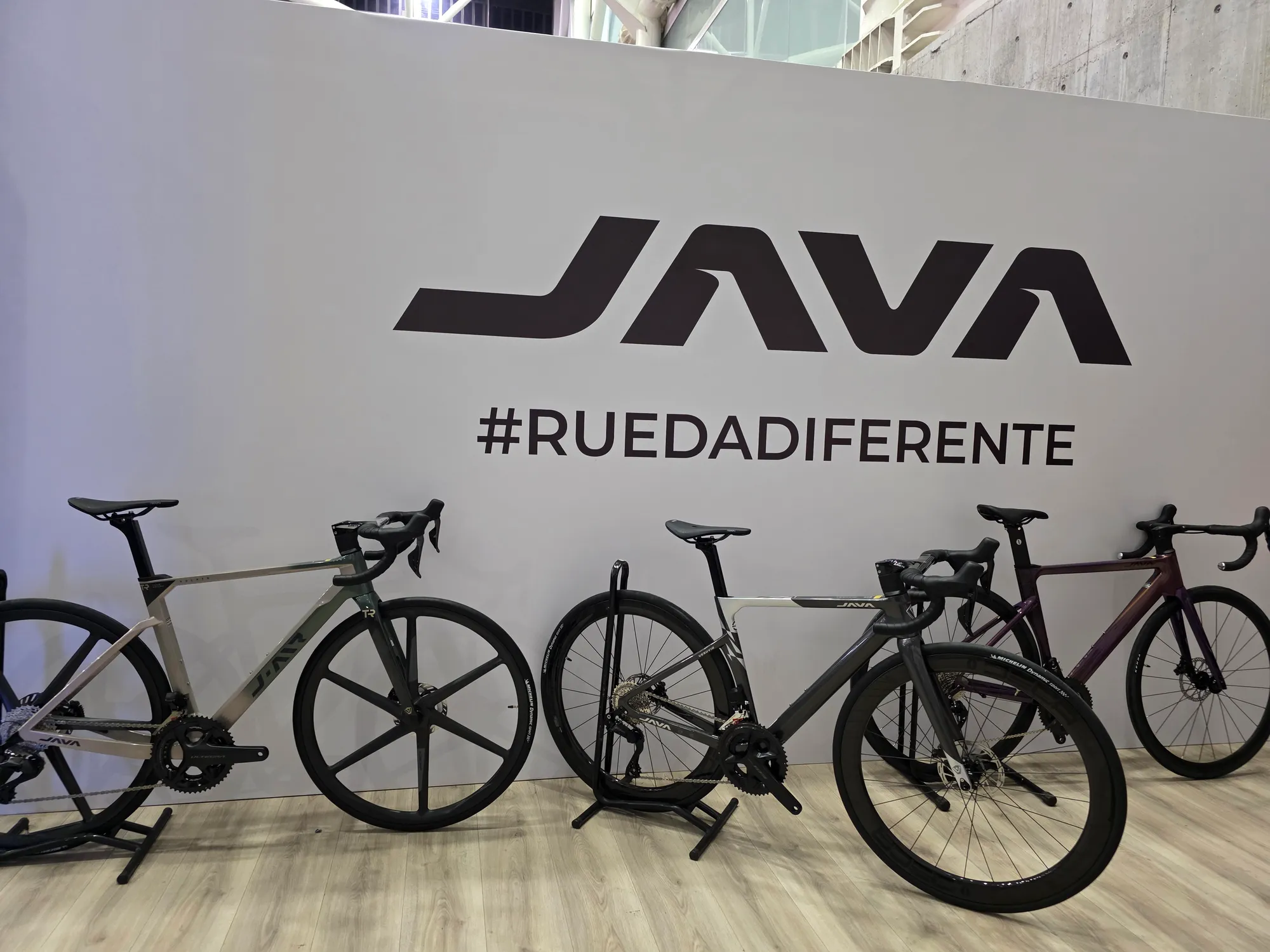 Stand de JAVA con bicicletas de ruta y triatlón