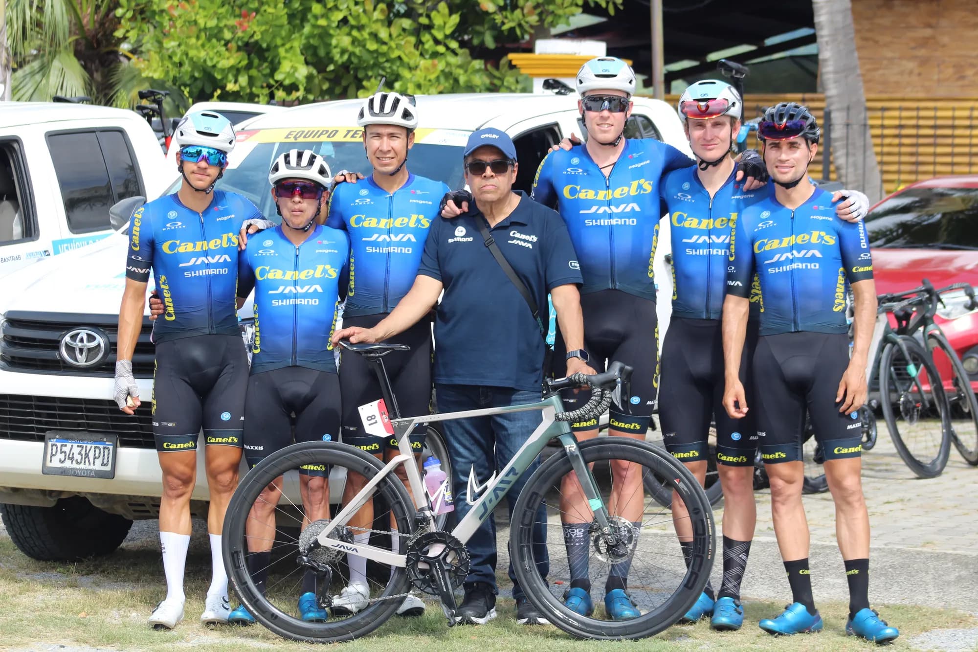 Equipo Canel's JAVA posando con sus bicicletas antes de la etapa