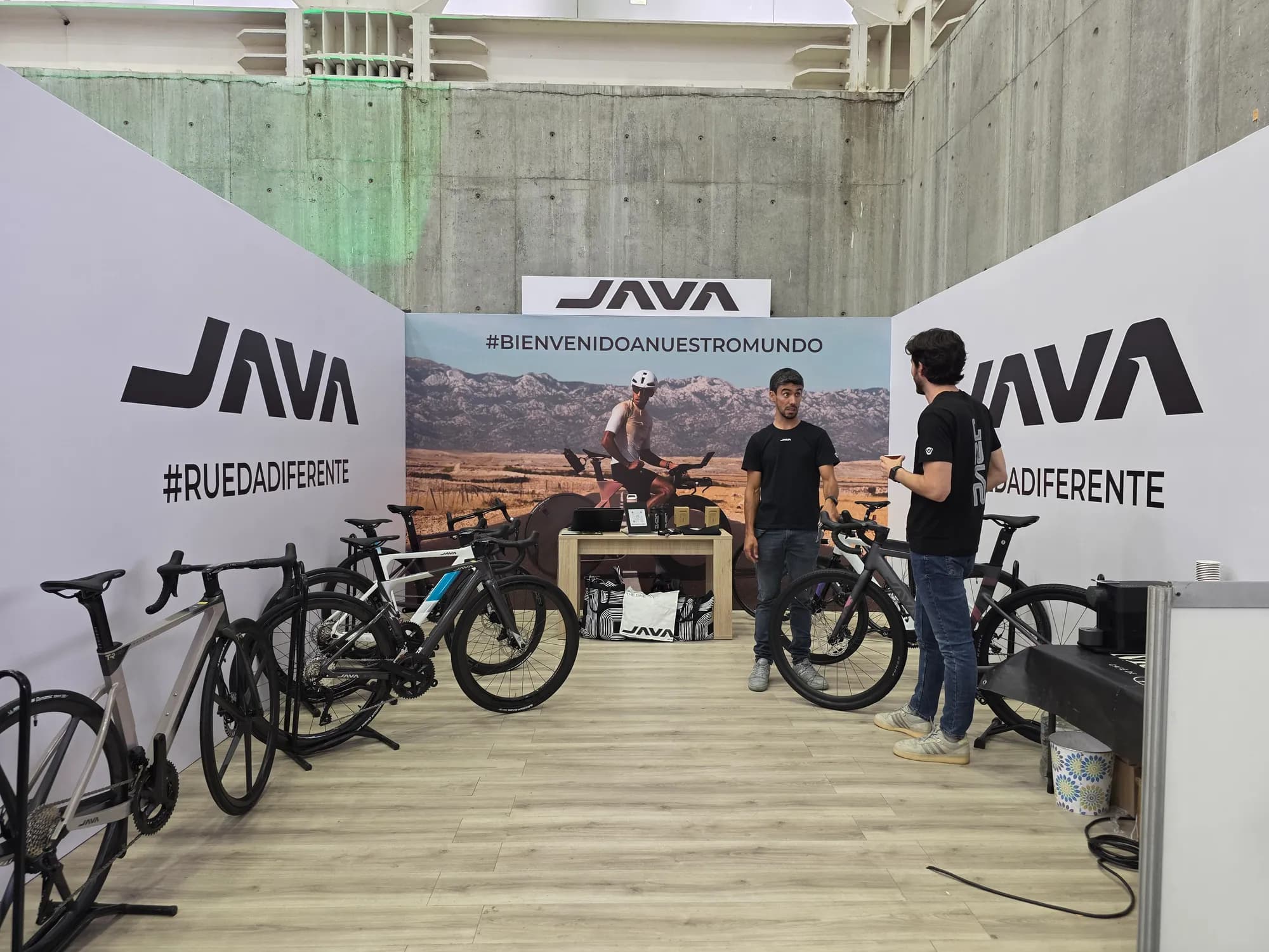 Visitantes en el stand de JAVA en la Feria Medellín Bike 2026